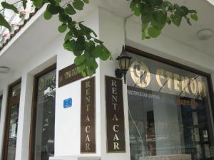 ソゾポルにあるКъща за гости Марианаの建物脇の看板店