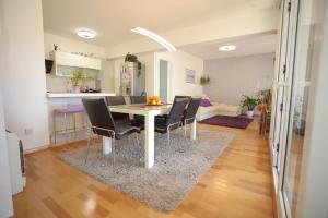 comedor y sala de estar con mesa y sillas en Base Bridge Apartment - Zadar City Centre - Free parking, en Zadar