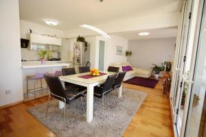 comedor y cocina con mesa y sillas en Base Bridge Apartment - Zadar City Centre - Free parking, en Zadar