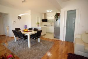 Kuchyň nebo kuchyňský kout v ubytování Base Bridge Apartment - Zadar City Centre - Free parking