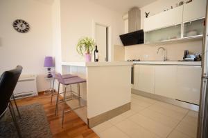 Kuchyň nebo kuchyňský kout v ubytování Base Bridge Apartment - Zadar City Centre - Free parking