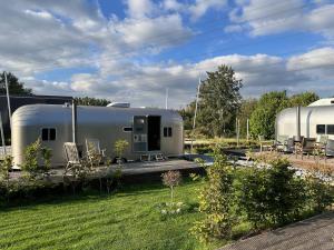 a couple of trailers parked in a yard at Tin Can Town Oirschot in Oirschot