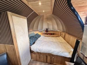 a bed in the middle of a room at Tin Can Town Oirschot in Oirschot