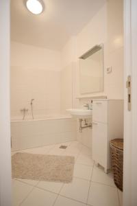 Koupelna v ubytování Base Bridge Apartment - Zadar City Centre - Free parking + 37 fotografií