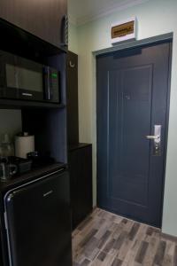 a kitchen with a blue door and a microwave at Elma Nest in Drobeta-Turnu Severin