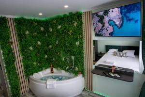 a bathroom with a green wall with a bath tub at Elma Nest in Drobeta-Turnu Severin