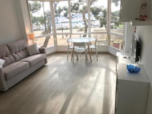 sala de estar con sofá y mesa en La mestrança, en Blanes