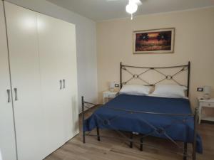 a bedroom with a bed with a blue bedspread at Penthouse a Silvi Marina in San Silvestro