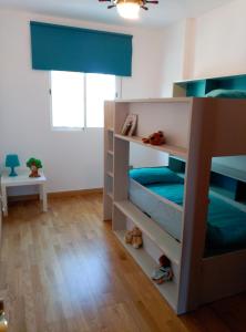 イスラ・クリスティナにあるSea and Lightのベッドルーム1室(青色をアクセントにした二段ベッド1組付)