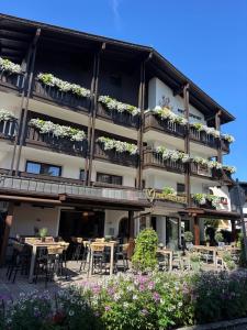 a hotel with tables and chairs in front of it at Hotel Mesnerwirt - Zentrumslage in Westendorf