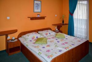 Un dormitorio con una cama grande con flores. en Penzion Gostilna Keber, en Domžale 6 fotos más