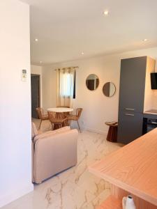 a living room with a table and a couch at Résidence Bozzi in Grosseto-Prugna