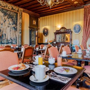 a dining room with a table with plates of food at Château De Pray in Amboise