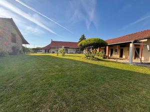 an empty yard in front of a house at gîte du bel étang in Commenailles