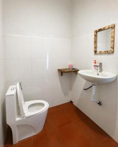 a bathroom with a toilet and a sink at Một Homestay Mang Den in Kon Von Kla