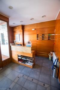 Habitación con paredes de madera y estante con libros. en Hotel El Roble, en Cervera de Pisuerga