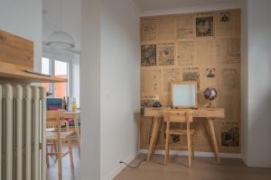 a room with a desk with a mirror and newspaper wall at Gasthuis 20 verdiep 2 in Kuurne
