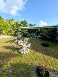 a house with a bunch of plants in the yard at Terai vahine lodge in Rangiroa
