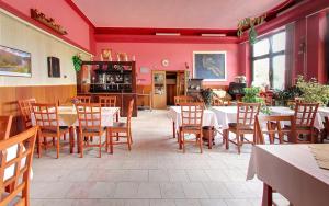 Reštaurácia alebo iné gastronomické zariadenie v ubytovaní Hotel Garni Belveder