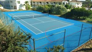 an overhead view of a tennis court at Colina Verde Resort in Moncarapacho