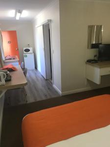 TV a/nebo společenská místnost v ubytování Sturt Motel