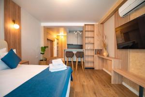 a hotel room with a bed and a kitchen at Blue Boat Aparthotel in Mamaia Sat/Năvodari
