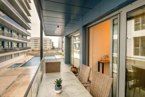 a balcony with chairs and a table on a building at Blue Boat Aparthotel in Mamaia Sat/Năvodari
