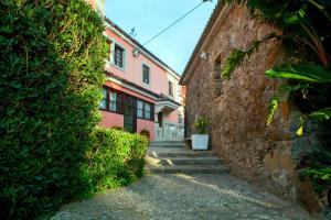 an alley between two buildings with stairs leading up to them at Quinta Santo António in Sintra
