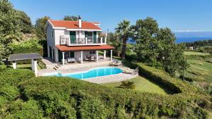 an aerial view of a house with a swimming pool at Villa Hera in Spartià