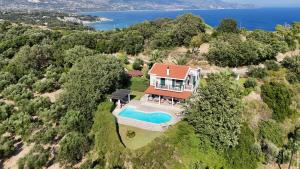 an aerial view of a house with a swimming pool at Villa Hera in Spartià