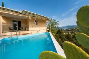 a villa with a swimming pool next to a house at Villa Alba in Apolpaina