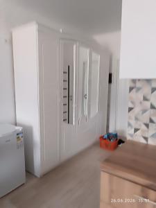 ein weißer Schrank mit Tür in einem Zimmer in der Unterkunft Coldo in Bosteri
