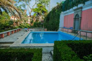 a swimming pool in a yard next to a building at Quinta Santo António in Sintra