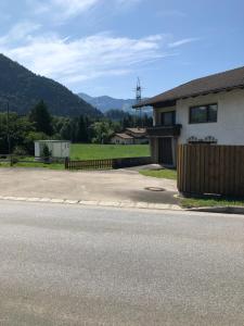 a house on the side of a road with a fence at Vassal and breakfast Als in Voldöpp