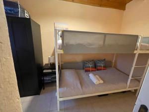 a bunk bed in a room with a bunk bedutenewayewayangering at The Great Balcony in Ioulis
