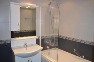 Kylpyhuone majoituspaikassa Real Black Sea Apartments