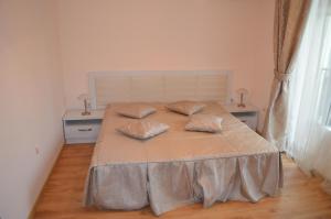 A bed or beds in a room at Real Black Sea Apartments