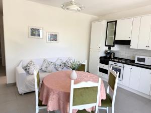 a kitchen and dining room with a table and a couch at I Due Gelsi appartamento Green in Monte San Giusto