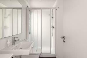 a bathroom with a shower and a sink and a mirror at Apartament La Placeta Figueres in Figueres +31 photos