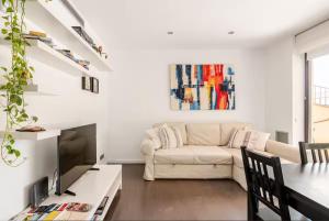 a white living room with a couch and a table at Apartament La Placeta Figueres in Figueres