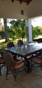 a table and chairs on a patio at Μαγευτική βίλα Κωνσταντίνα in Nerántza