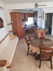 a living room with a table and a kitchen at Μαγευτική βίλα Κωνσταντίνα in Nerántza