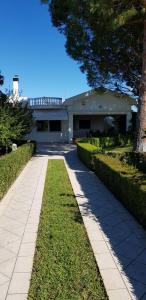 a walkway in front of a house with a tree at Μαγευτική βίλα Κωνσταντίνα in Nerántza