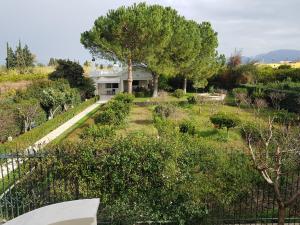 a house in the middle of a garden at Μαγευτική βίλα Κωνσταντίνα in Nerántza +19 photos
