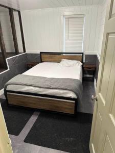 a bedroom with a bed in a room at Hot Tub 5 beds in Moorhead