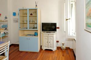 a living room with a tv on a white cabinet at Casa Ada in Muggia