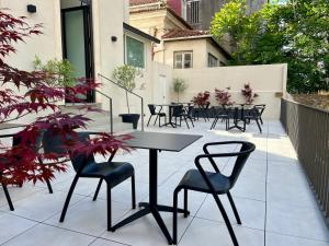 a patio with a table and chairs on a balcony at Hotel Jardim in Coimbra