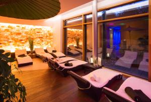 a room with a bunch of lounge chairs and windows at Nagelschmiede in Münsingen
