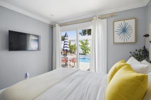 a bedroom with a bed and a view of the pool at Laguna oasis Pool, Jacuzzi, Sauna in Laguna Hills +31 photos