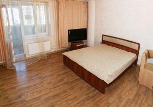 Un pat sau paturi într-o cameră la Apartment-Studio in City centre on 50 Let VLKSM 13